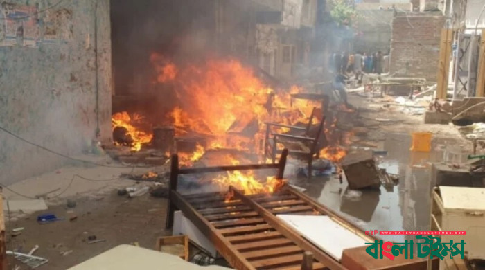 পাকিস্তানে জ্বালিয়ে দেওয়া হলো ৫ গির্জা